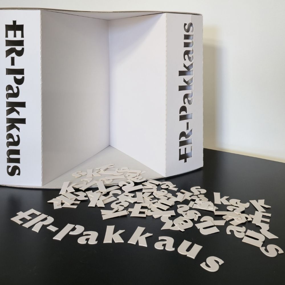 Personointia kaseerattuihin kartonkipakkauksiin stanssaamalla.