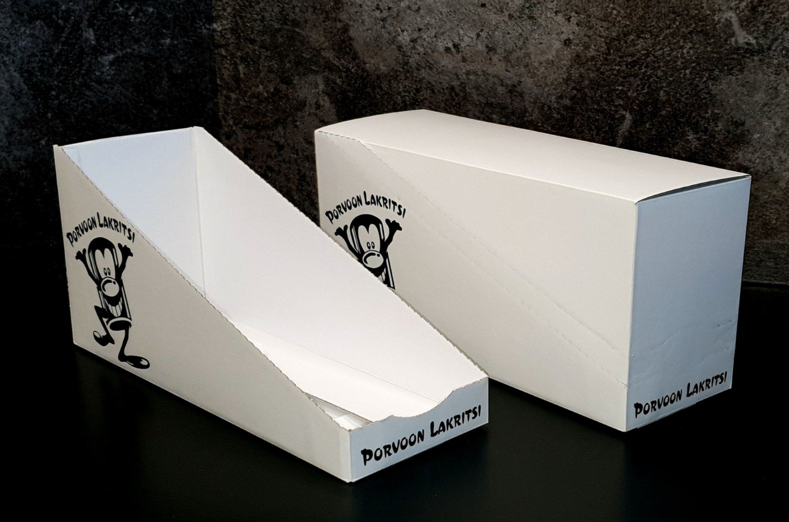 Sivuliimattu, offsetpainettu myynti- ja kuljetuspakkaus repäisylinjalla.