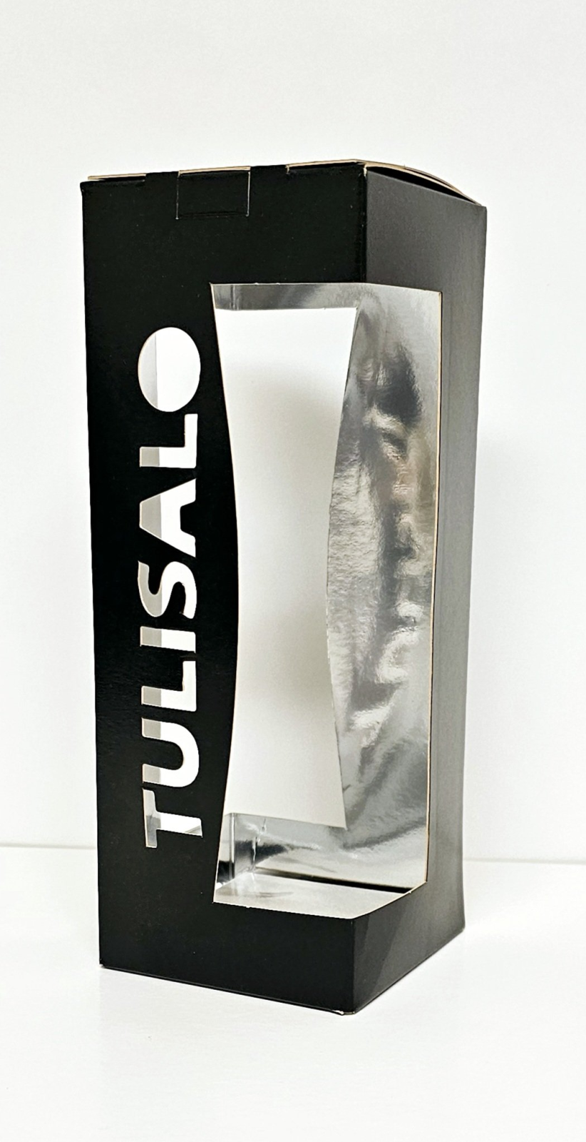 Muotoon stanssatuilla ikkuna-aukoilla yksilöity lahjapakkaus