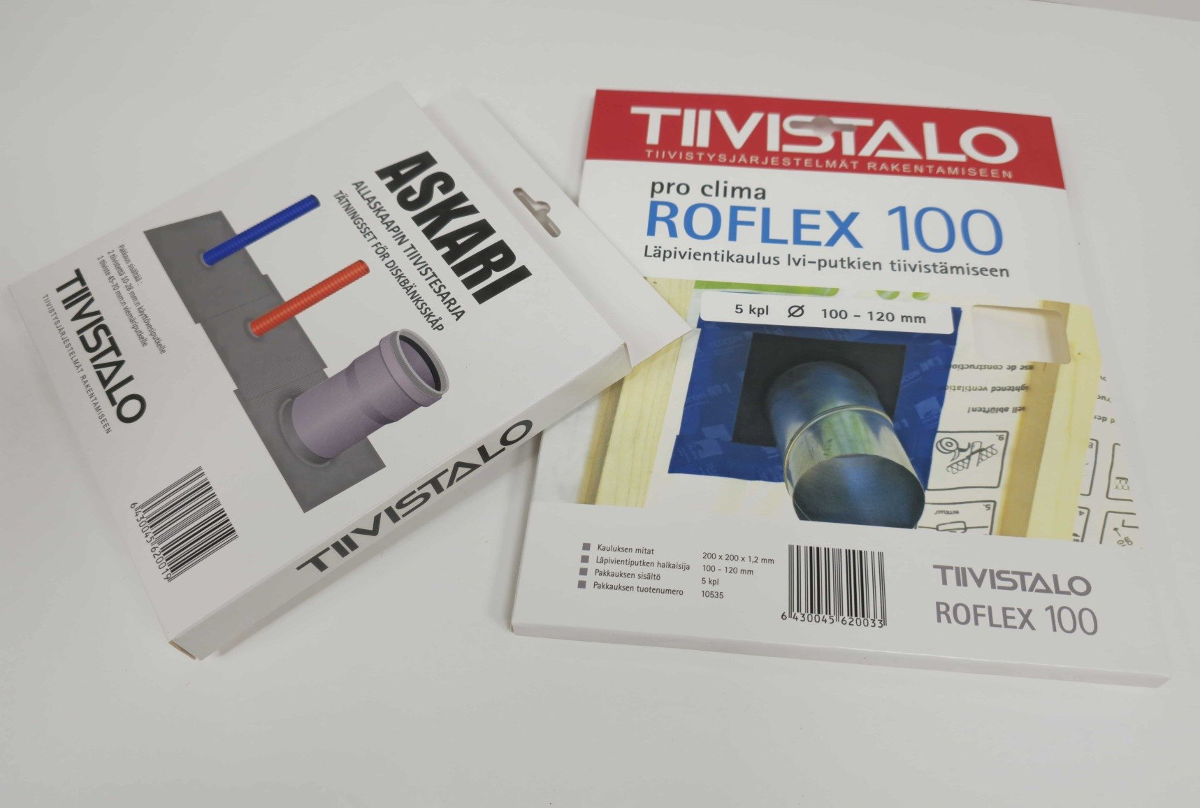 Ripustinrei'itettyjä offsetpainettuja kartonkisia tuotepakkauksia.