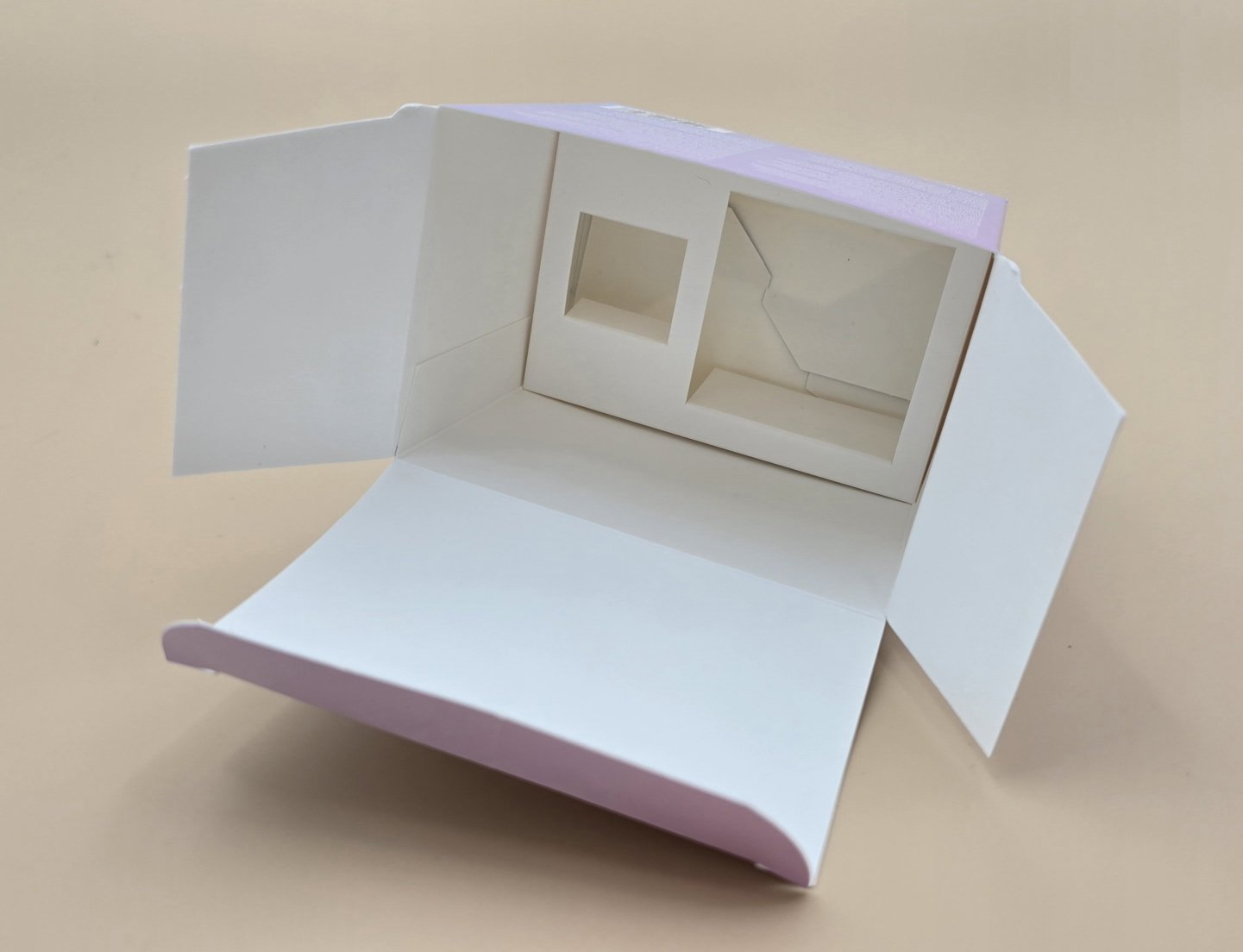 Sivuliimattu kartonkipakkaus sisäosalla.